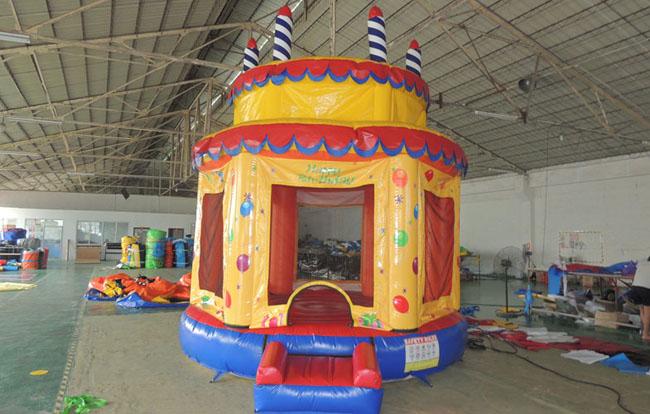 De Openlucht Opblaasbare Uitsmijters van de verjaardagscake, het Kasteel van Inflatables van het Spronghuis voor Jonge geitjes rql-00506
